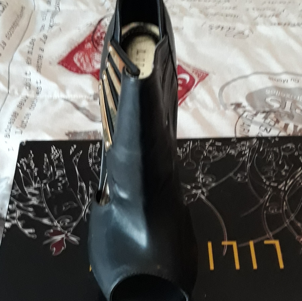 Shoes - Picture 5 of 7